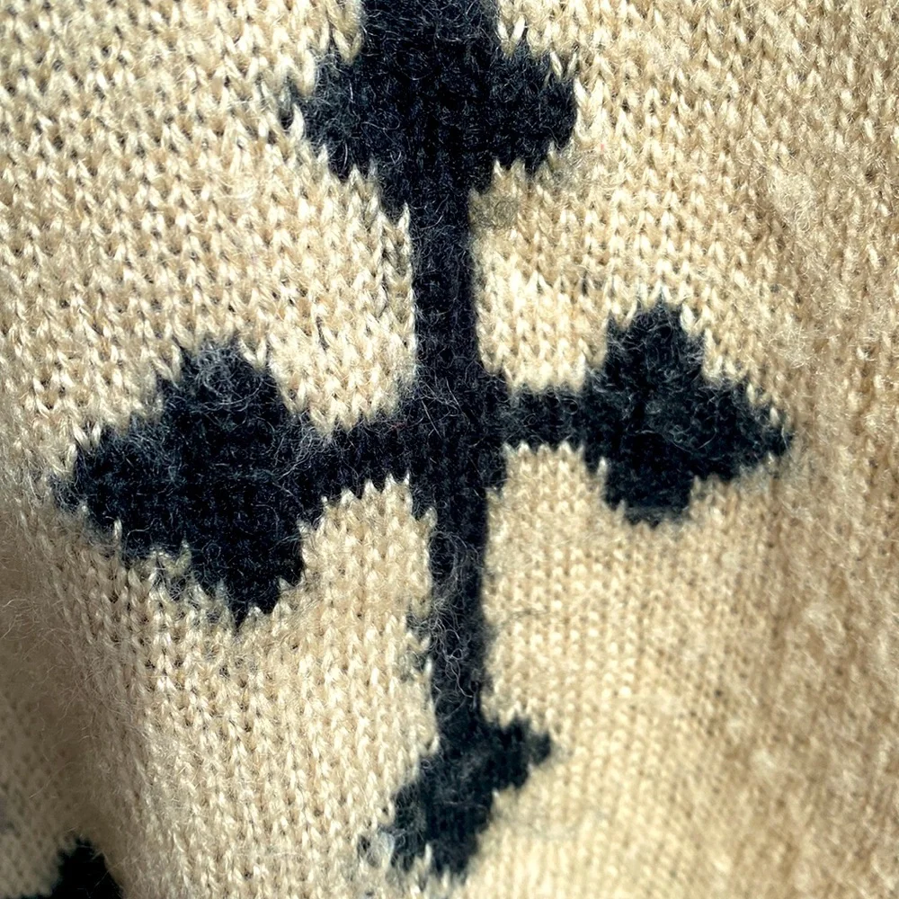 Distressed oversized sweater - Picture 9 of 12